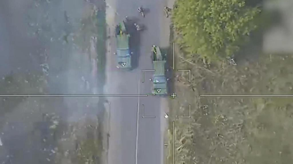 Una imagen de un video proporcionado por el Ministerio de Defensa ruso muestra un dron listo para atacar un lanzador de misiles móvil de las Fuerzas Armadas de Ucrania en la región de Kursk.