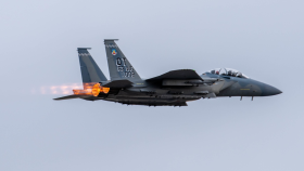 Caza F-15EX con los motores en postcombustión