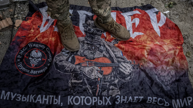 Un soldado ucraniano pisa una bandera del Grupo Wagner cerca de la frontera rusa.