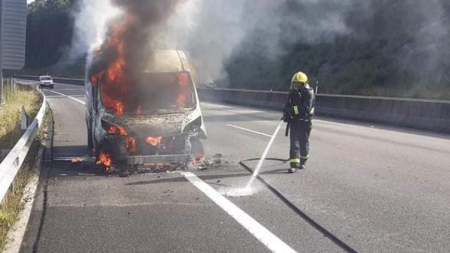 Un vehículo ardiendo en la AG-55 a su paso por Carballo (A Coruña)