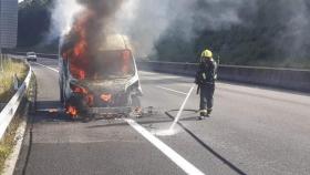 Un vehículo ardiendo en la AG-55 a su paso por Carballo (A Coruña)