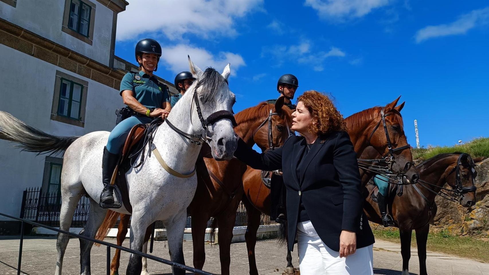 La subdelegada del Gobierno en A Coruña, María Rivas, con integrantes del escuadrón de caballería de la Guardia Civil.