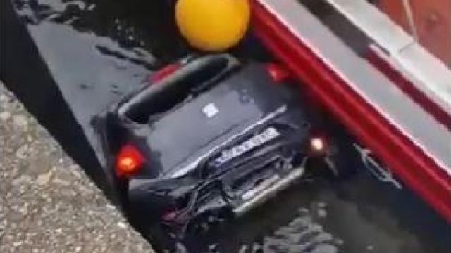 Cae al mar un coche en Camariñas (A Coruña)