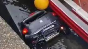 Cae al mar un coche en Camariñas (A Coruña)