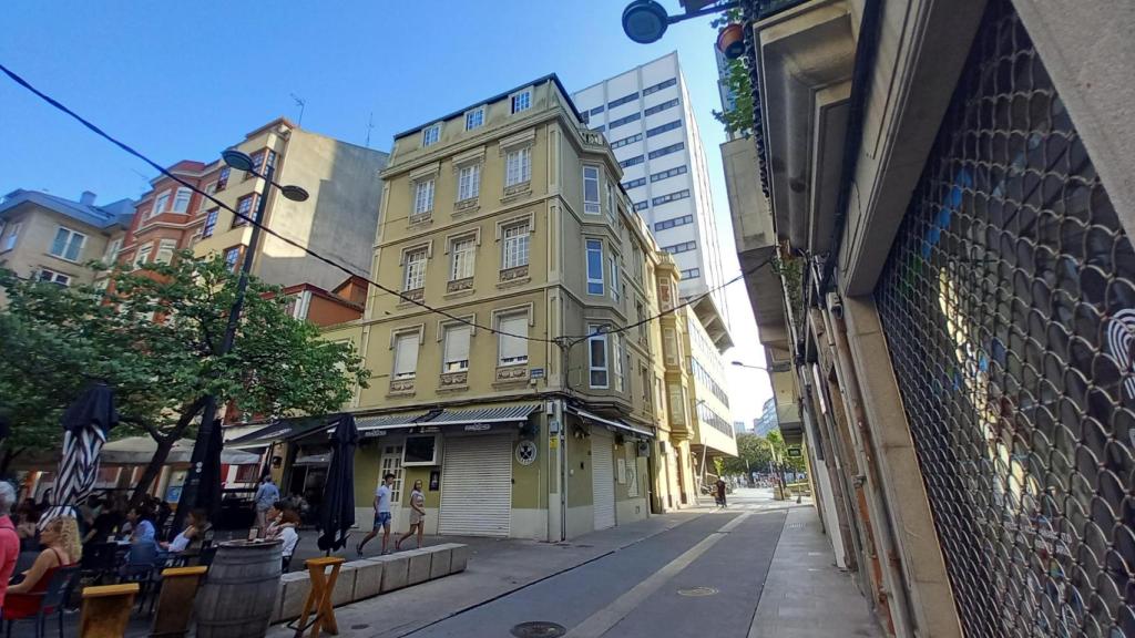 El edificio de Orzán 163, isto desde la plaza Cormelana