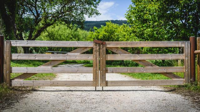 Puerta de madera en el campo