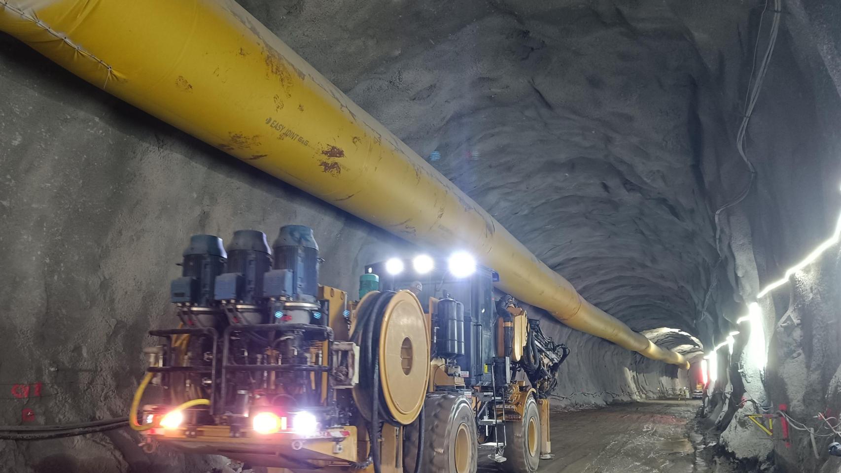 Obras de excavación en el interior del túnel 1 de punta Langosteira.