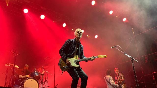 Ariel Rot, entregado a su guitarra en el concierto de la plaza de María Pita.