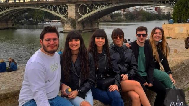 Elisabet, Estefanía y su grupo de amigos viajaron a Sevilla alquilando un Airbnb.