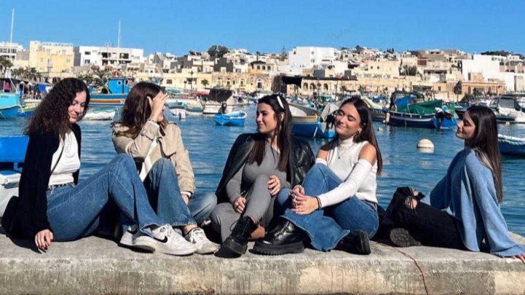 María con sus amigas en Malta.