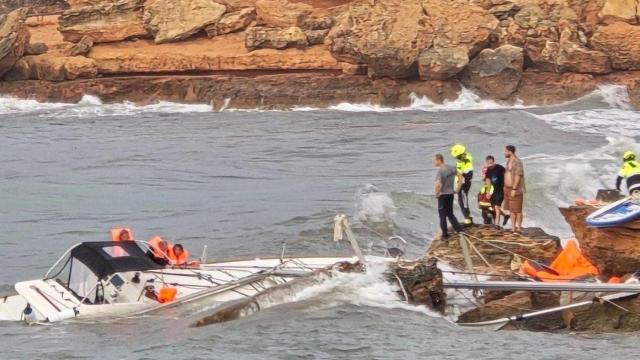 Rescate del velero encallado en Cala Saona