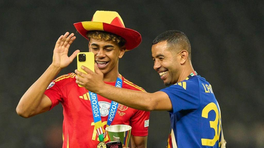 Lamine Yamal y su padre Mounir Nasraoui celebrando la victoria en la Eurocopa en julio de 2024