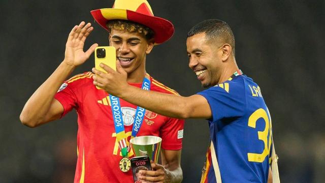 Lamine Yamal y su padre Mounir Nasraoui celebrando la victoria en la Eurocopa en julio de 2024