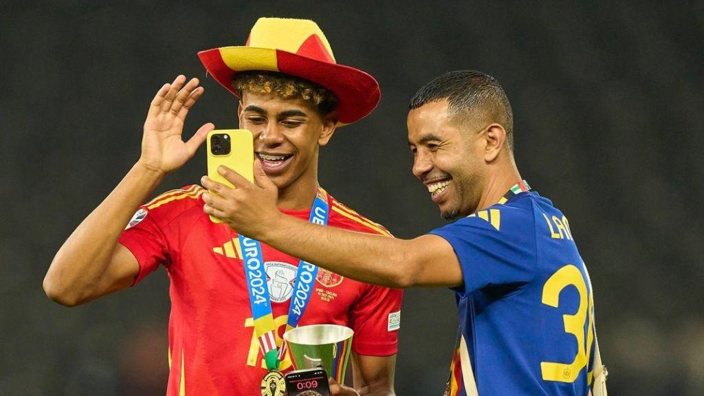 Lamine Yamal y su padre Mounir Nasraoui celebrando la victoria en la Eurocopa en julio de 2024