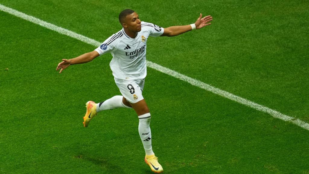 Mbappé celebra su primer gol con el Madrid.