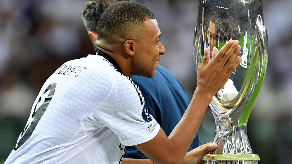 Mbappé toca el trofeo de la Supercopa de Europa.