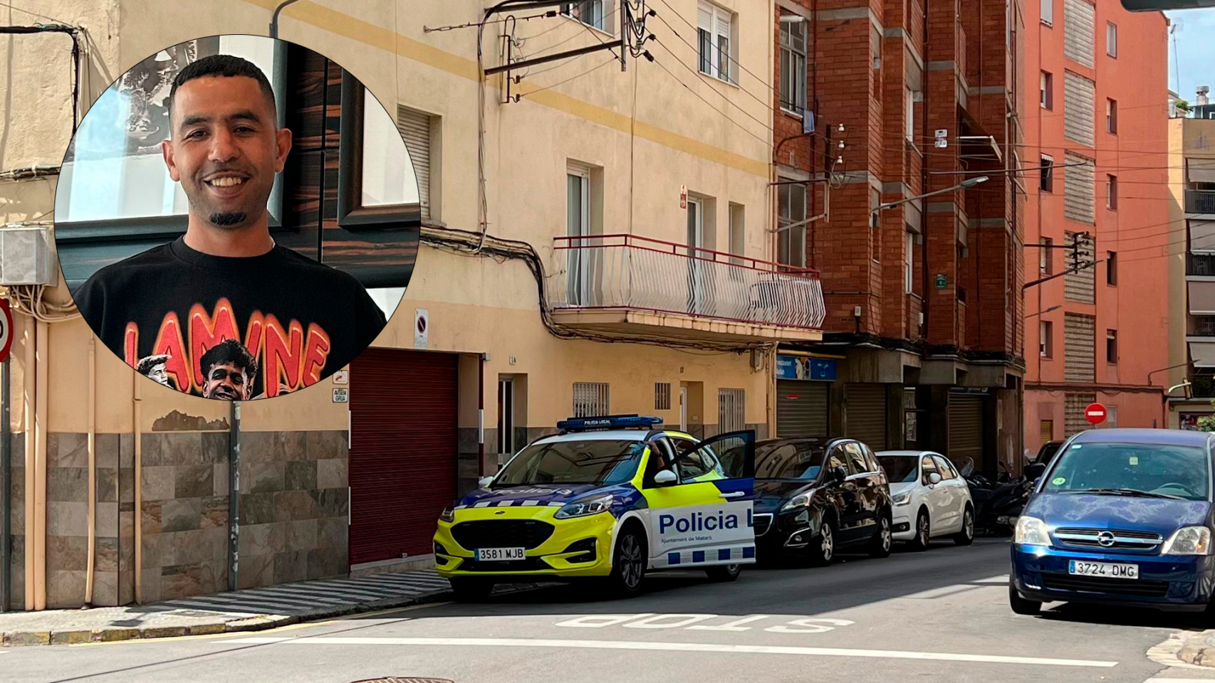 Un coche de la Policía Municipal de Mataró vigila la calle donde fue apuñalado Mounir Nasraoui.