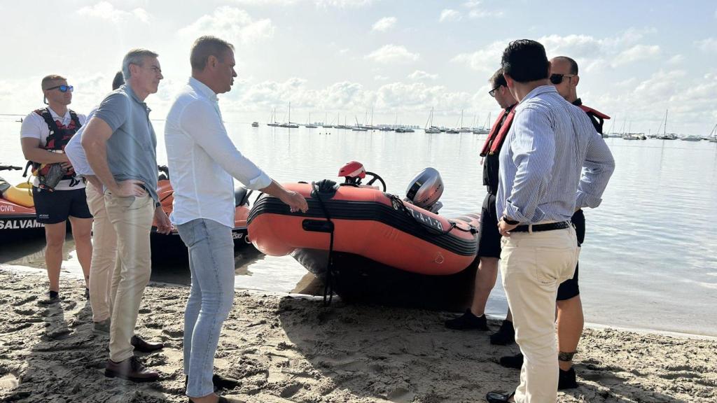 El consejero de Presidencia y el alcalde de San Javier junto a una de las embarcaciones del Plan Copla.