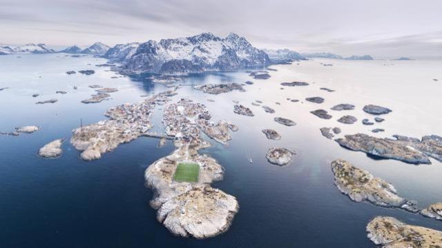 Henningsvaer Stadium