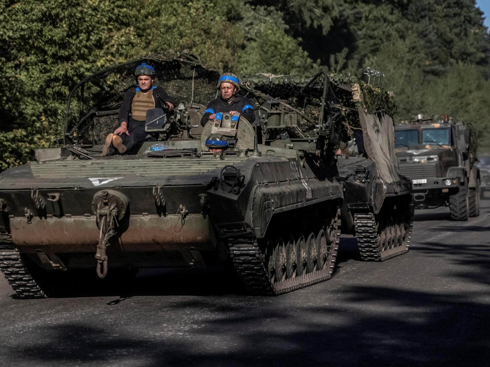 Militares ucranianos viajan en un vehículo blindado de transporte de personal cerca de la frontera rusa en la región de Sumy.