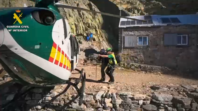 La Guardia Civil rescatando al montañero accidentado en Los Galayos