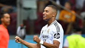 Mbappé celebra su gol con la camiseta del Real Madrid.