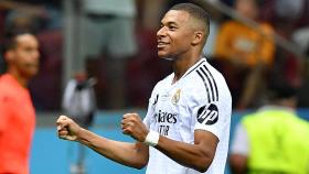 Mbappé celebra su gol con la camiseta del Real Madrid.