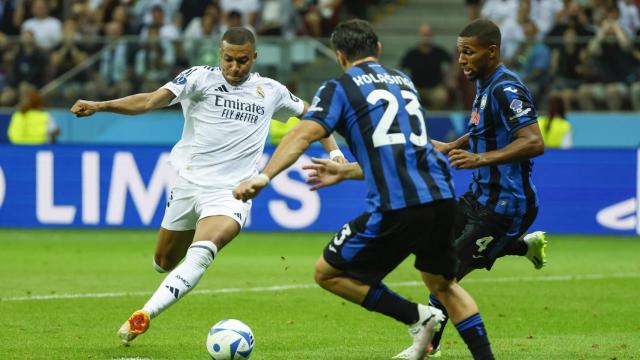 Kylian Mbappé en el golpeo de balón que acabó en su primer gol con el Real Madrid.