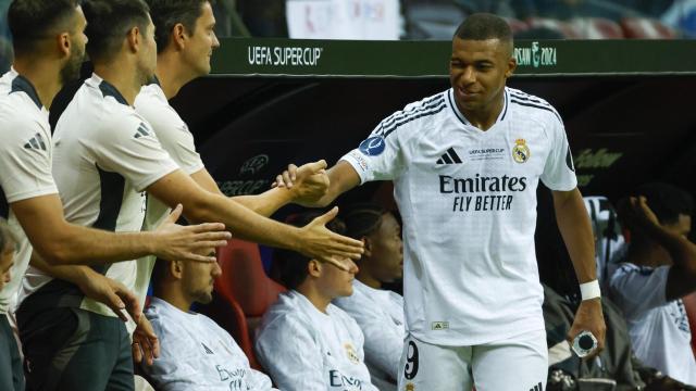 Kylian Mbappé, siendo felicitado por el staff del Real Madrid tras su debut