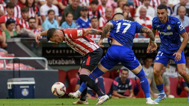 Berenguer y Carles Pérez pelean por el balón.