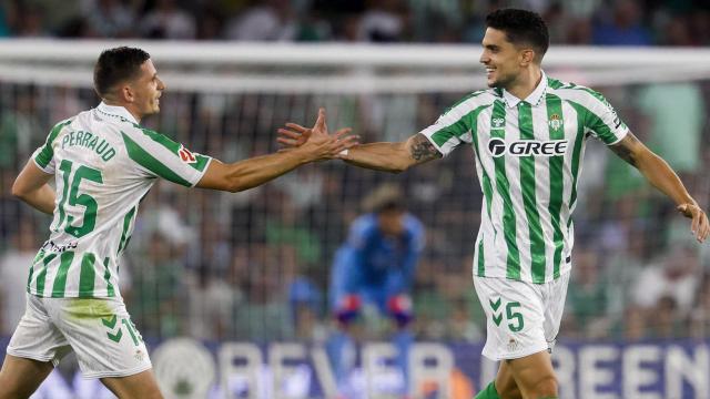 Marc Bartra celebra su gol ante el Girona.