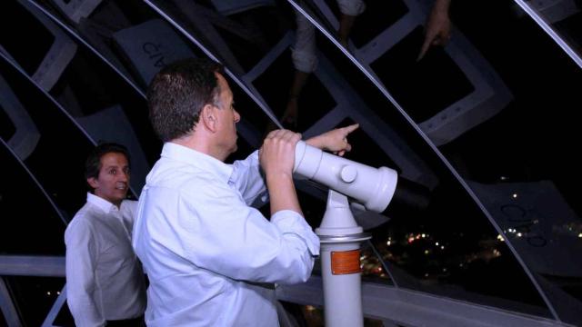 Manuel Serrano observa la panorámica de Albacete desde el Depósito del Agua.