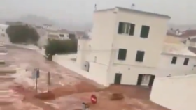 Una tromba de agua atraviesa una calle del municipio de Es Mercadal (Menorca).