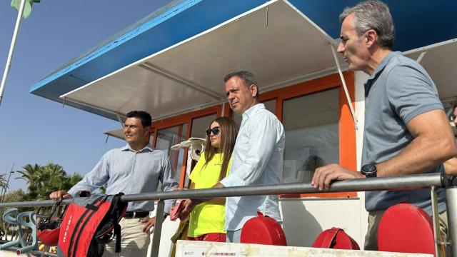 El consejero de Presidencia, Portavocía, Acción Exterior y Emergencias, Marcos Ortuño (c), junto al alcalde de San Javier, José Miguel Luengo (1i), el director de Seguridad y Emergencias, Pedro Vicente (1d), y una socorrista del Plan Copla en un puesto de vigilancia en una playa de Santiago de la Ribera.