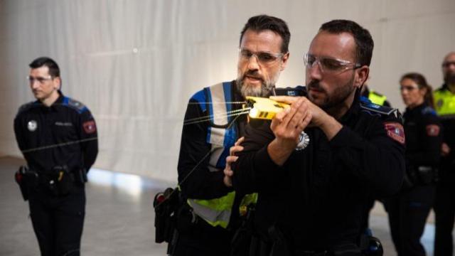 Un policía municipal de Madrid practica con una pistola táser.