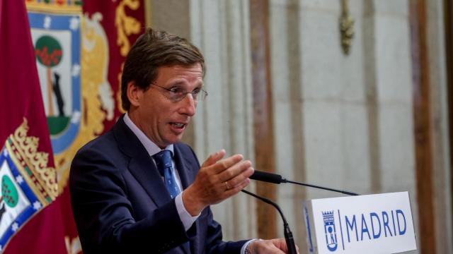 El alcalde de Madrid, José Luis Martínez-Almeida, ofrece una rueda de prensa tras el acto de entrega de las Palomas de Bronce-Bomberos de Madrid, en la Casa de la Villa, a 15 de agosto de 2024.