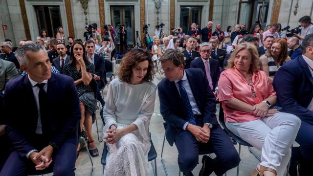 La presidenta de la Comunidad de Madrid, Isabel Díaz Ayuso, y el alcalde de Madrid, José Luis Martínez-Almeida, durante el acto de entrega de las 'Palomas de Bronce-Bomberos de Madrid', en la Casa de la Villa, este jueves.