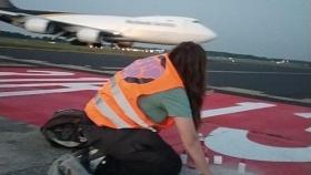 Una activista al lado de la pista de aterrizaje de un aeropuerto en Alemania.