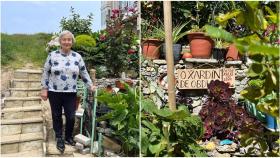 Obdulia en su jardín en Los Rosales, en A Coruña