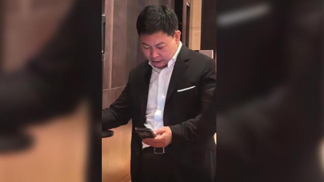 Richard Yu, CEO de Huawei, con un móvil plegable aún no presentado