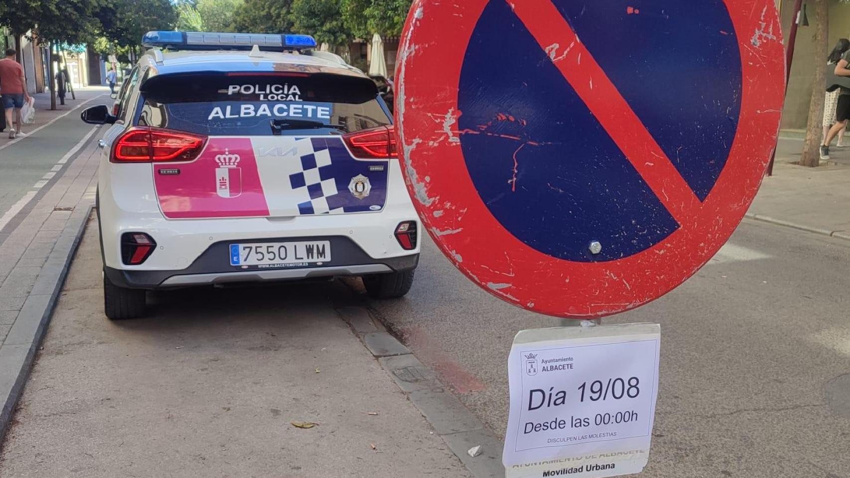 Una señal advierte del próximo cambio de sentido en la calle Carmen.