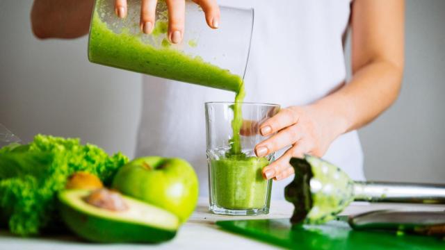 Los batidos detox han de ir acompañados de una dieta equilibrada.