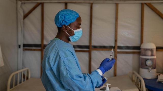 Un sanitario prepara una inyección en el Centro de Salud de Munigi, República Democrática del Congo.