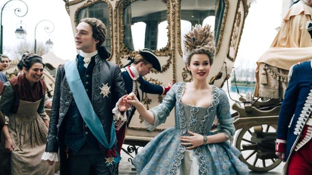 Emilia Schüle como Maria Antonieta y Louis Cunningham como Luis XVI en la serie 'María Antonieta'