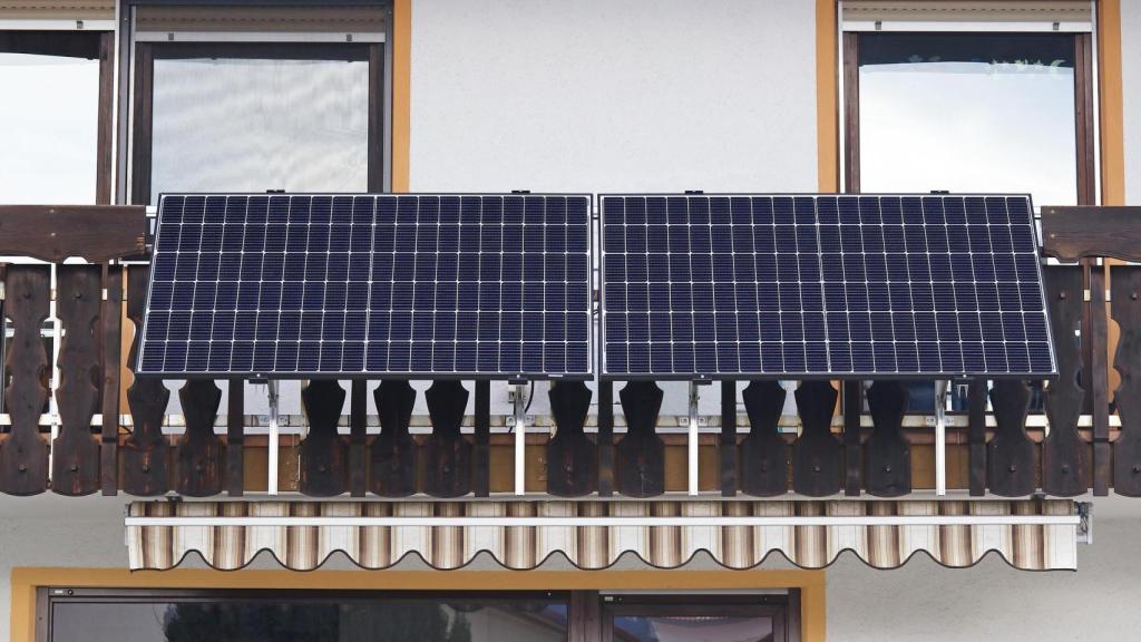 Imagen de archivo de paneles solares en el balcón de una casa.