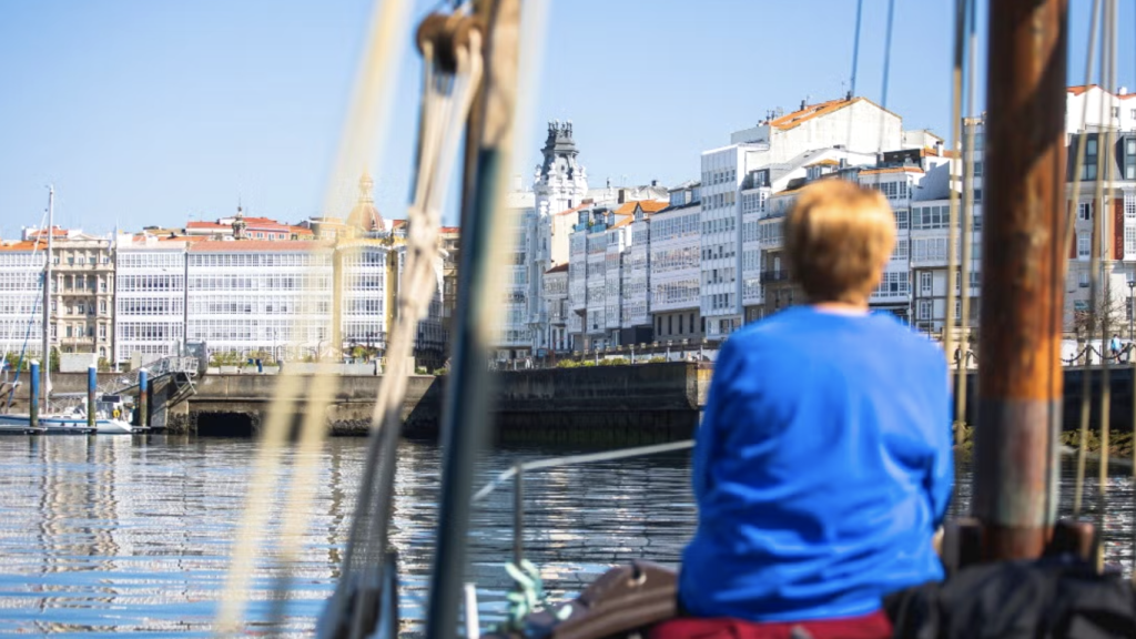 Paseo en barco por la costa de la ciudad herculina