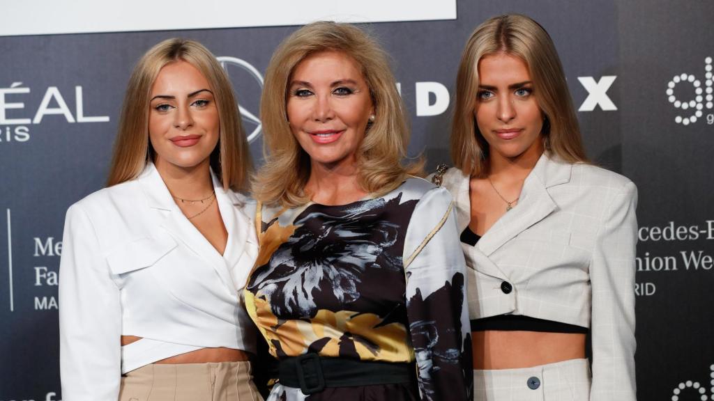 Norma Duval, junto a sus sobrinas, Paula y Andrea, en un evento en 2021.