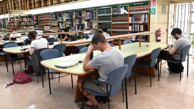 Estudiantes en la sala de estudio de una biblioteca