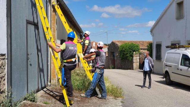 Instalación de fibra óptica en un pueblo de Castilla y León