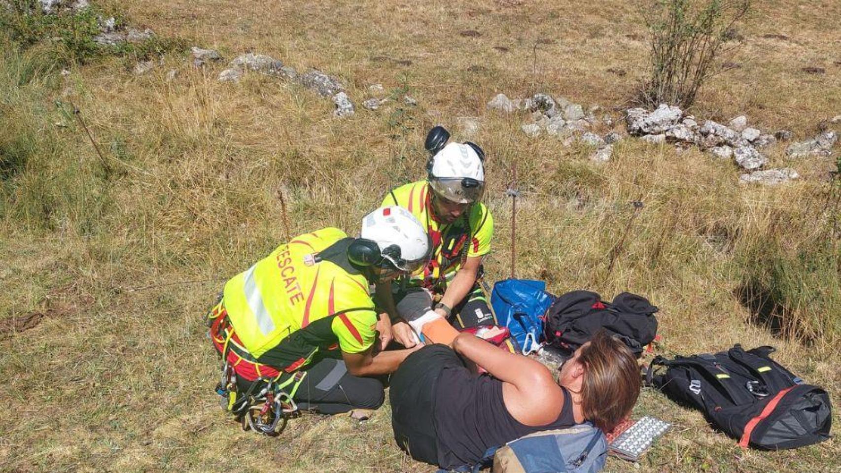El Grupo de Rescate de la Junta de Castilla y León auxilia a una senderista en Arintero, en León